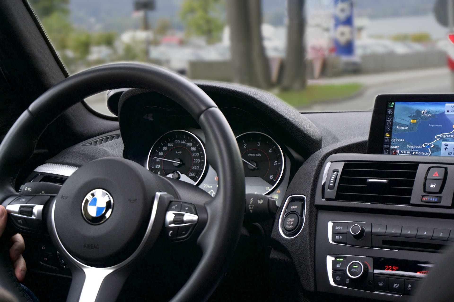 Steering wheel with hand. | Source: Pexels