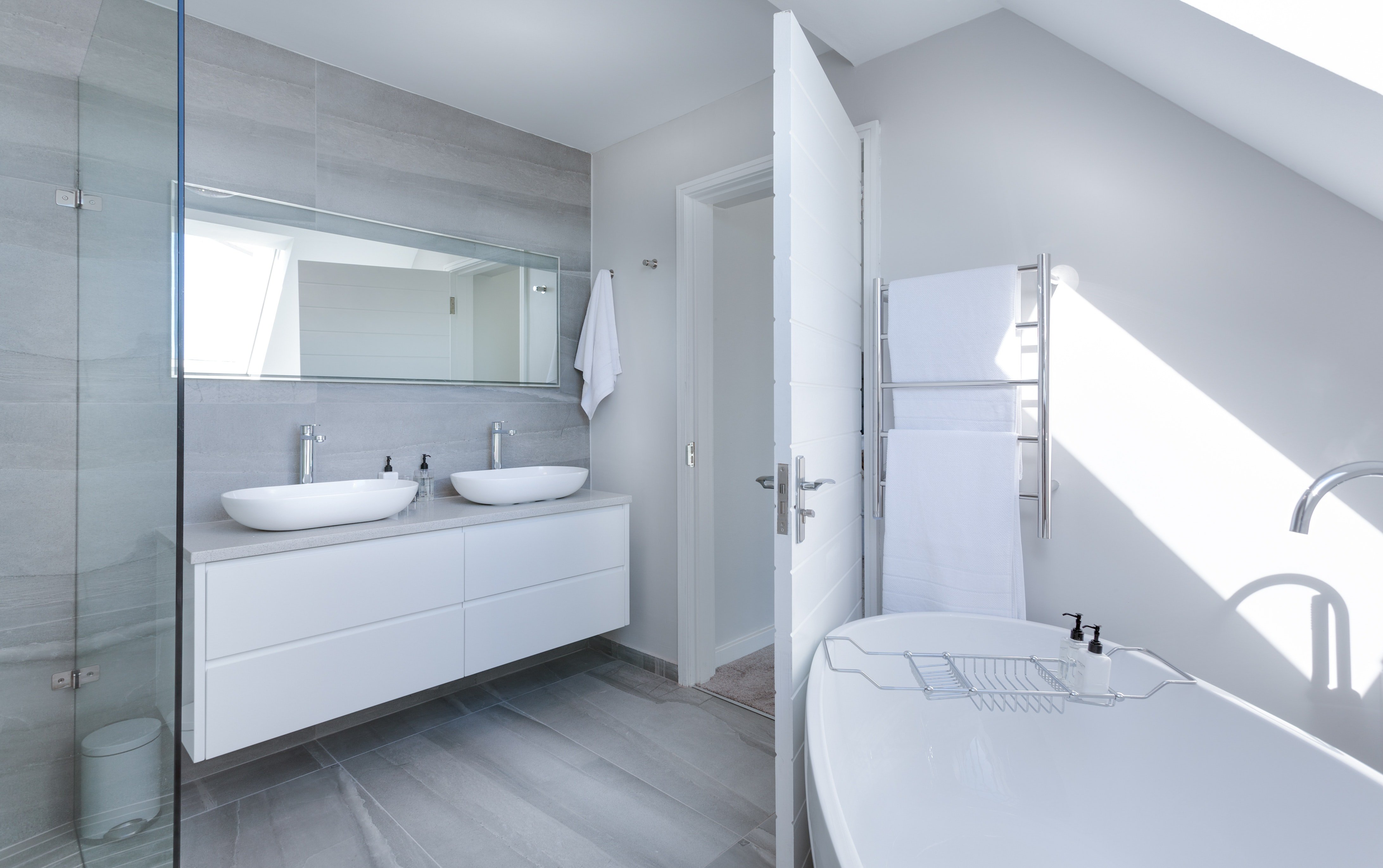 Une grande salle de bain. l Source : Pexels