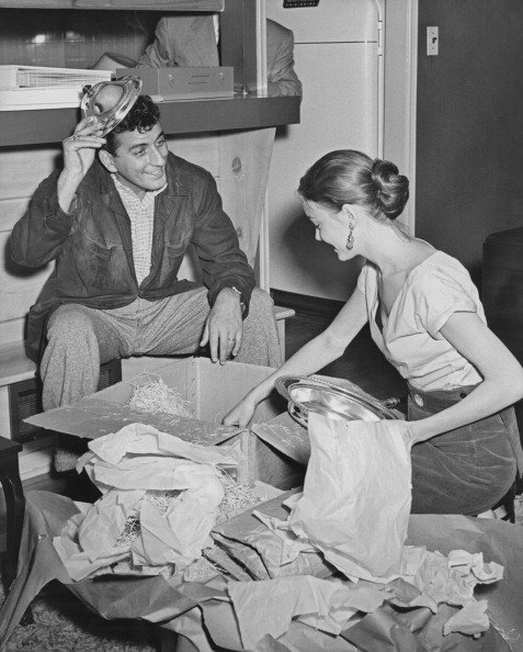Tony Bennett and Patricia Beech unpacking their silver around the mid-1950s | Source: Getty Images  