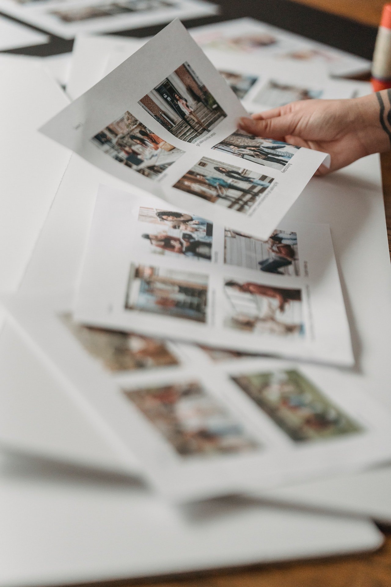 They showed him the house and photo albums. | Source: Pexels