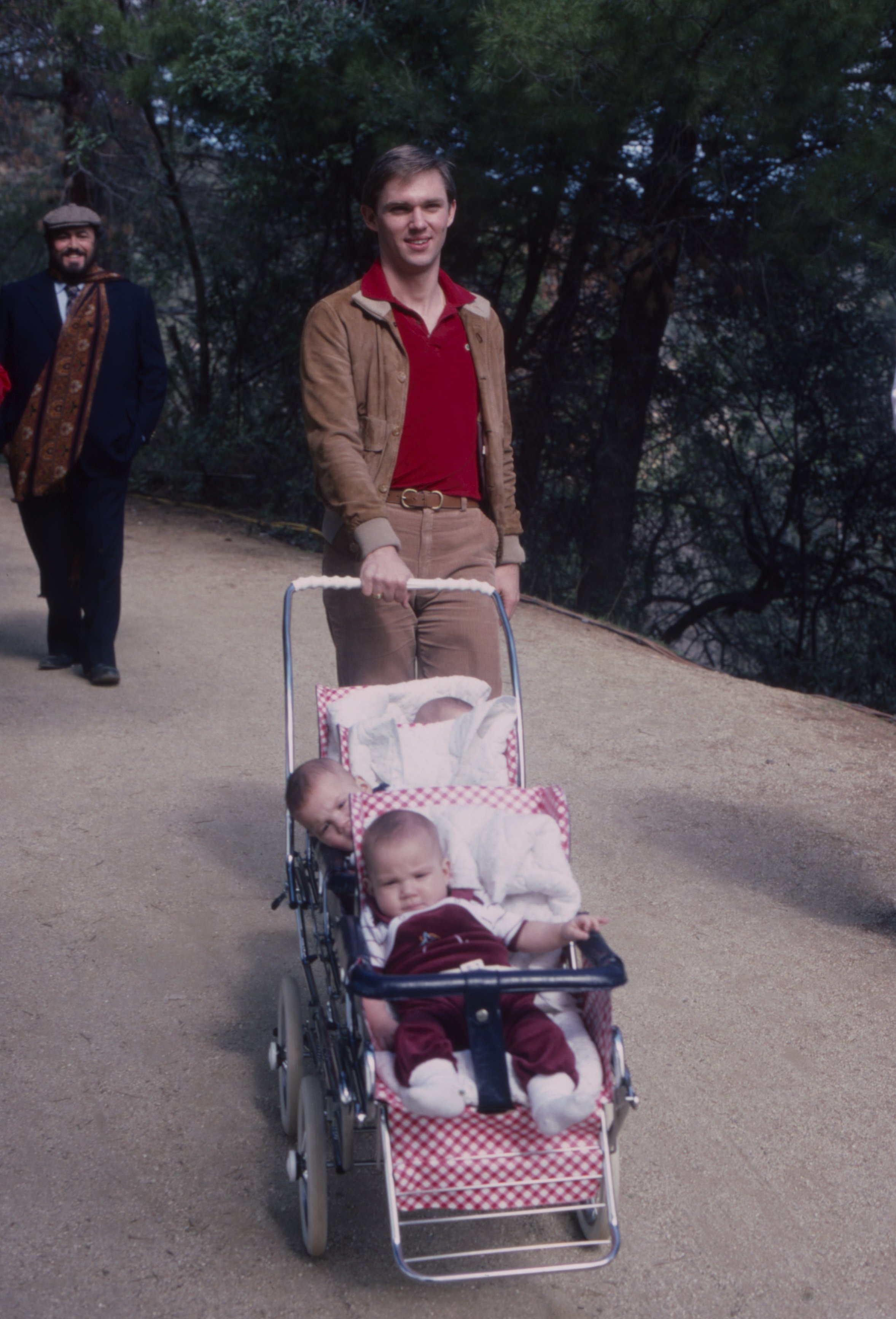 Luciano Pavarotti, Richard Thomas, and his children on the "Pavarotti & Friends" special on March 29, 1982 | Source: Getty Images