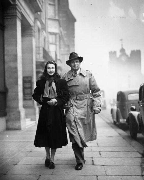 Laurence Olivier and Vivien Leigh after visiting a London theatre to see a revival of 'Dear Brutus' | Photo: Getty Images