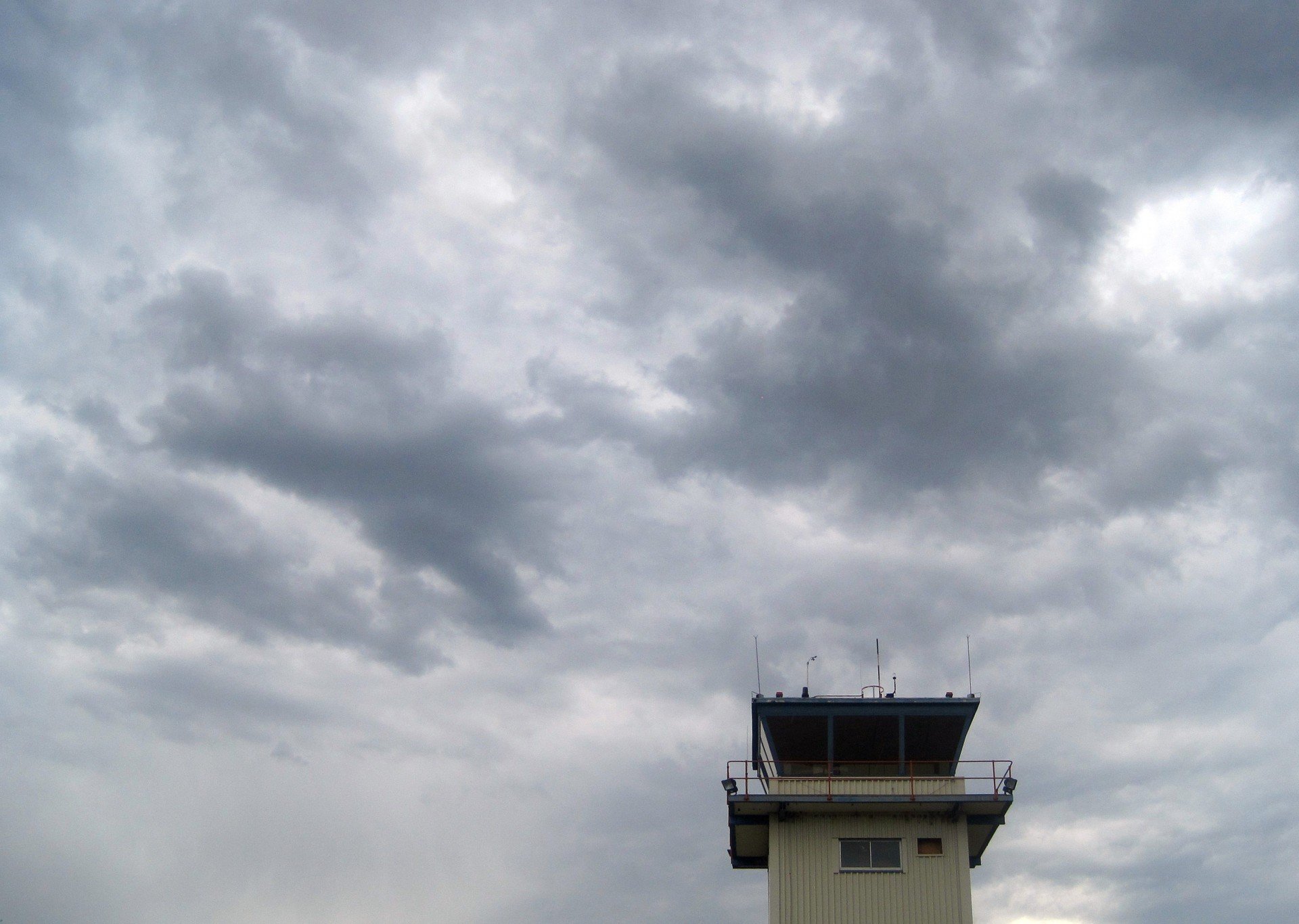 Torre de control bajo un cielo nublado. | Foto: Public Domain Pictures Torre de control bajo un cielo nublado. | Foto: Public Domain Pictures