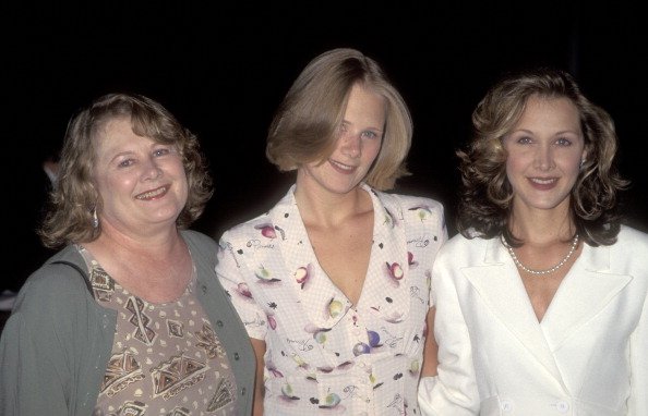 Shirley Knight, Sophie C. Hopkins, and Kaitlin Hopkins on August 2, 1995 at DGA Theatre in Los Angeles, California. | Photo: Getty Images