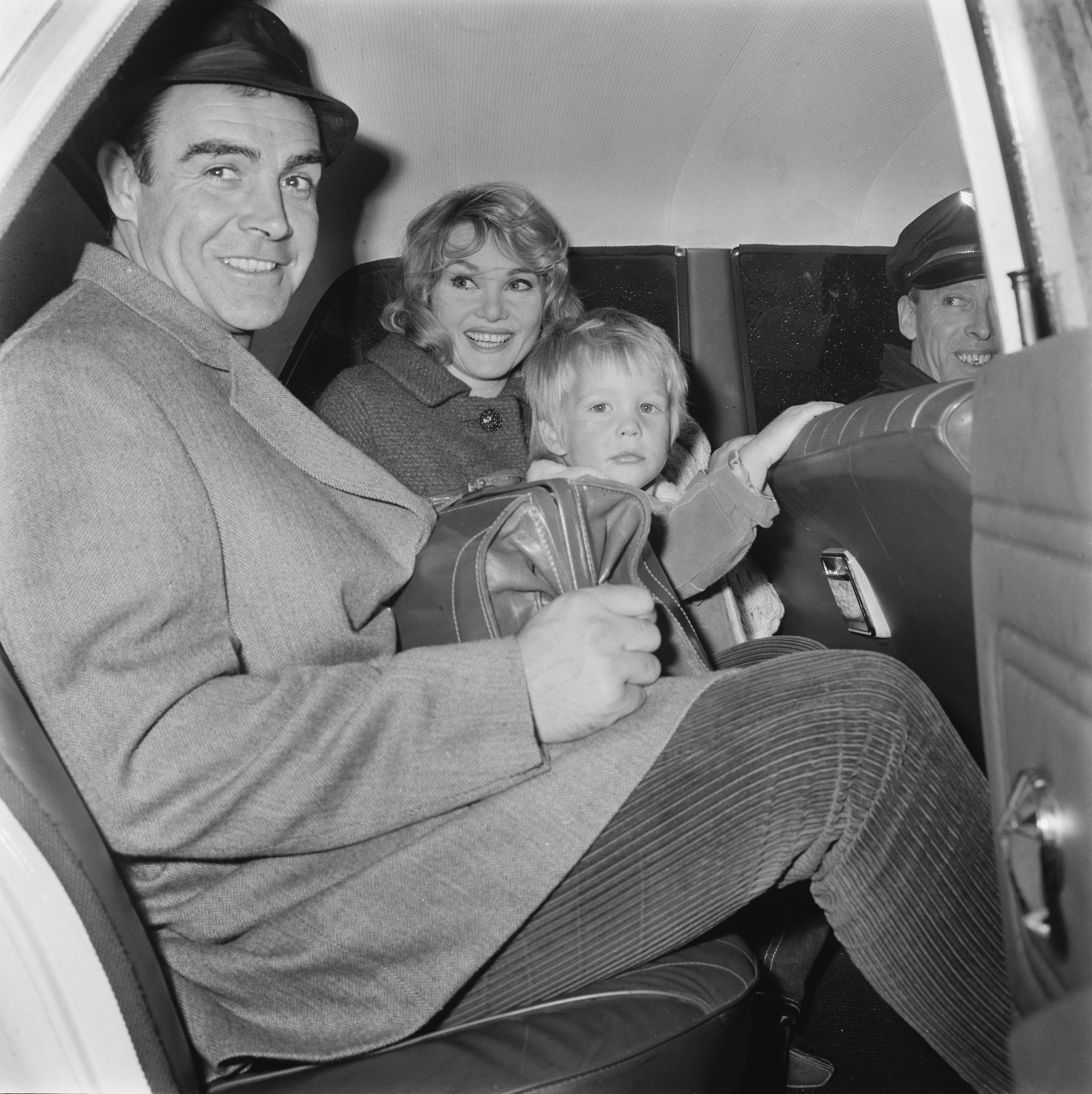 Sean Connery mit seiner Frau, der Schauspielerin Diane Cilento (1932 - 2011), und ihrem Sohn Jason am Londoner Flughafen, Großbritannien, im Dezember 1965 | Quelle: Getty Images