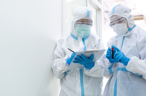 Enfermeros con sus trajes de seguridad anti-covid en el hospital. | Foto: Shutterstock