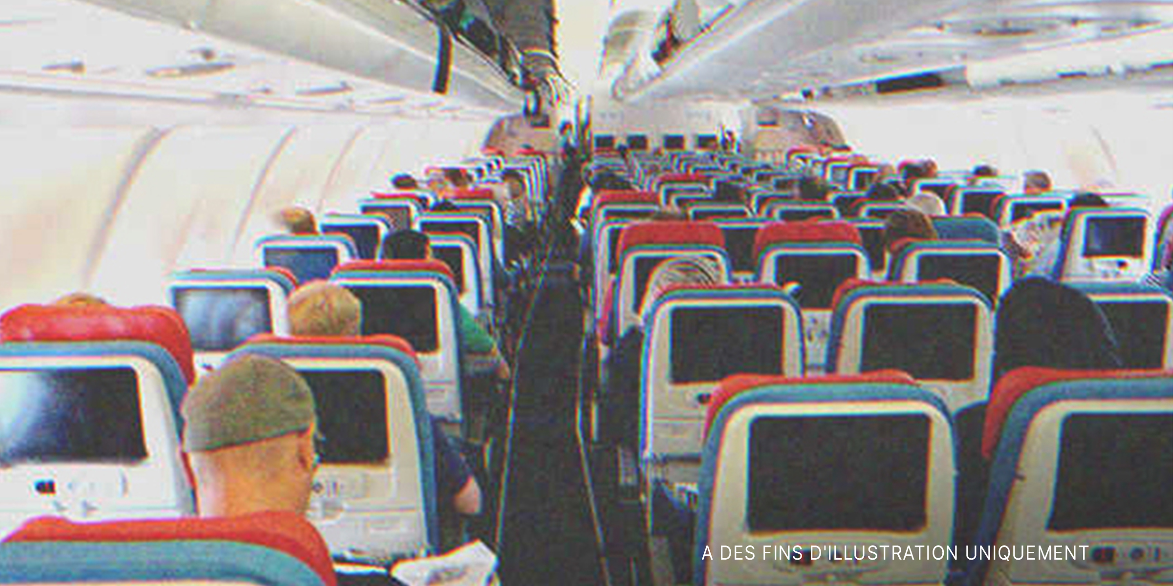 Des passagers dans un avion | Source : Shutterstock
