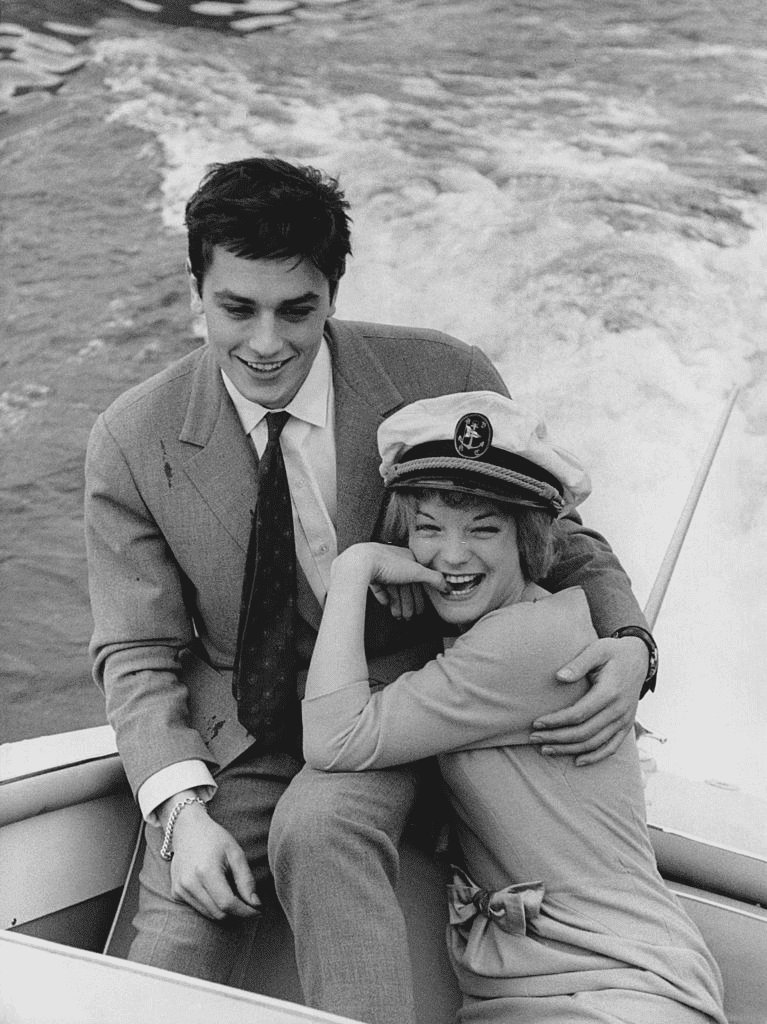 L'acteur français Alain Delon avec sa fiancée, l'actrice allemande Romy Schneider (1938 - 1982), font une excursion en bateau sur le lac de Lugano, en Italie, le 25 mars 1959. | Photo : Getty Images