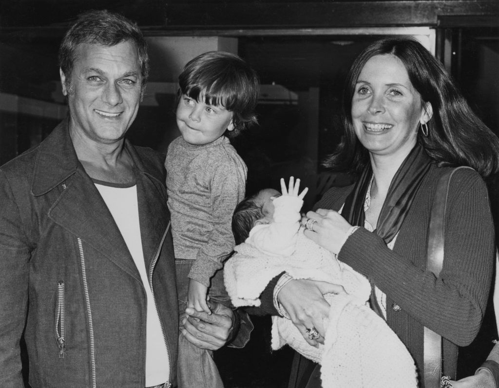 Tony Curtis mit seiner Frau Leslie und ihren Söhnen Nicholas und Benjamin 1973 in London. | Quelle: Getty Images