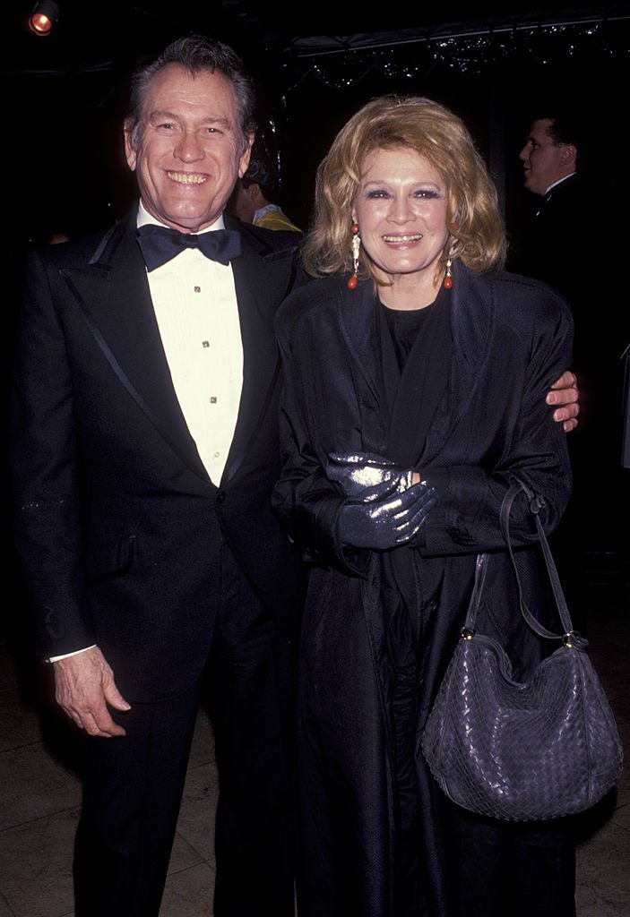 Earl Holliman and actress Angie Dickinson on January 13, 1993  in Cerritos, California | Photo: Getty Images    