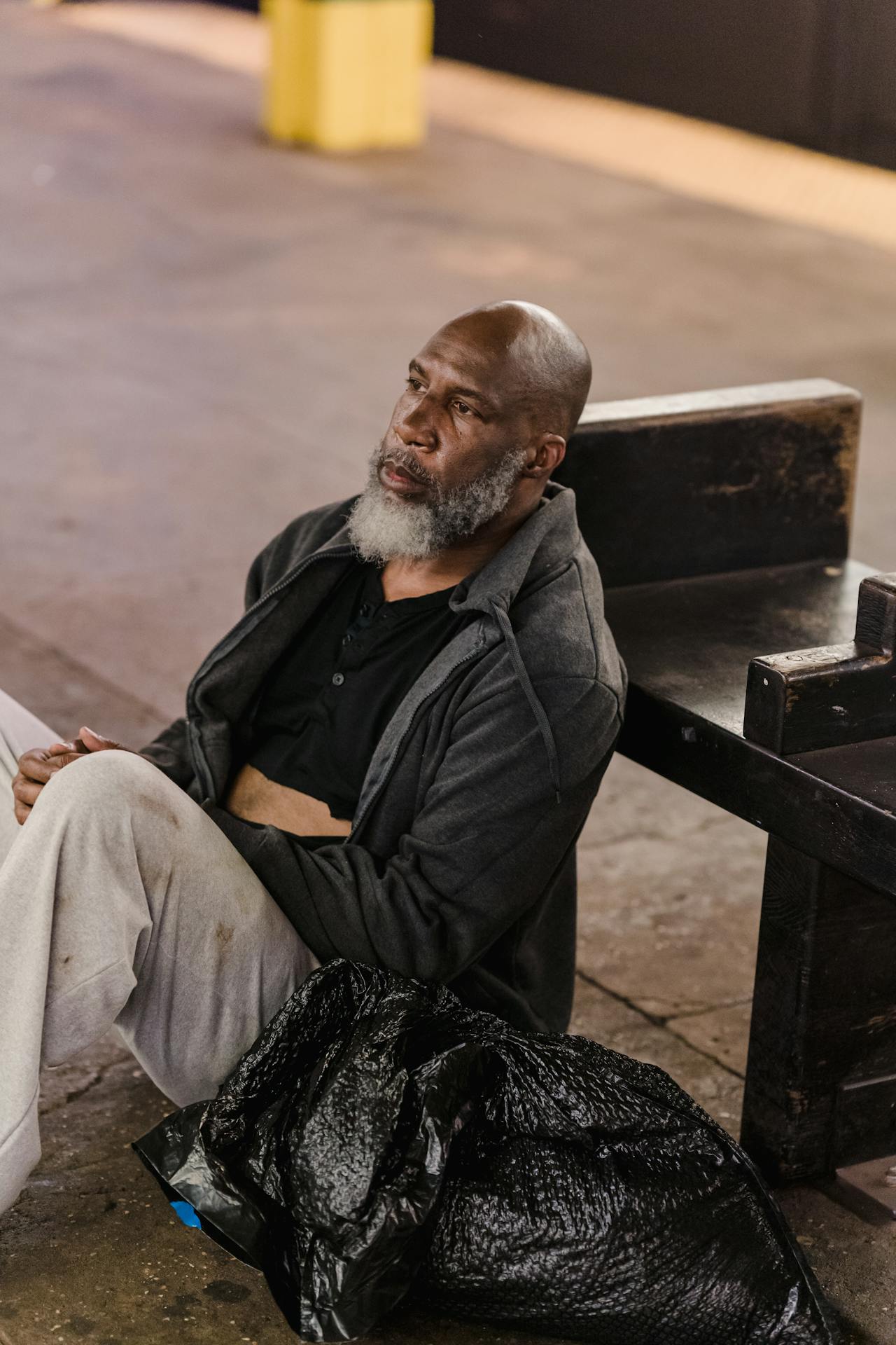 A poor older man sitting on the floor | Source: Pexels