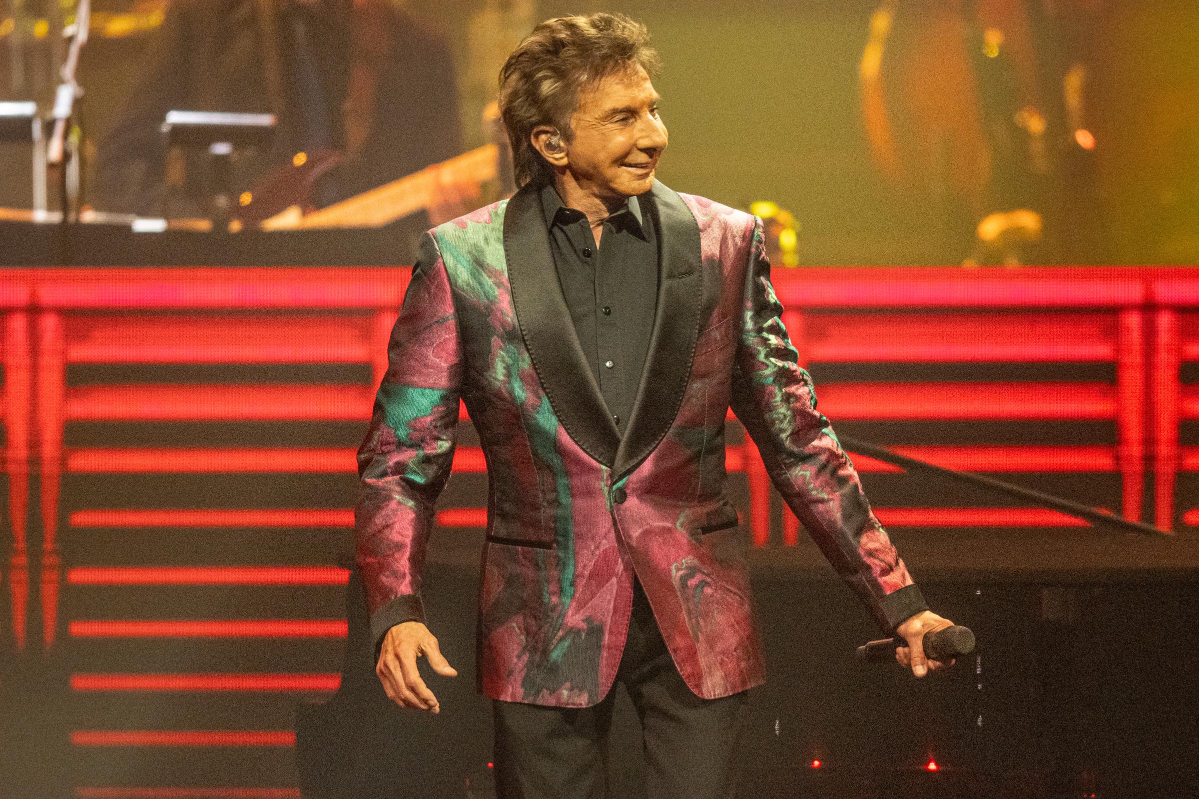 Barry Manilow performs on stage during his last Sugar Land concert on August 28, 2024, in Sugar Land, Texas | Source: Getty Images