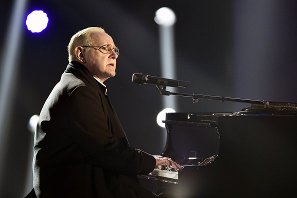 William Sheller reçoit la Victoire d'honneur lors de la 31e cérémonie des 'Victoires de la Musique' au Zénith.| Photo : Getty Images