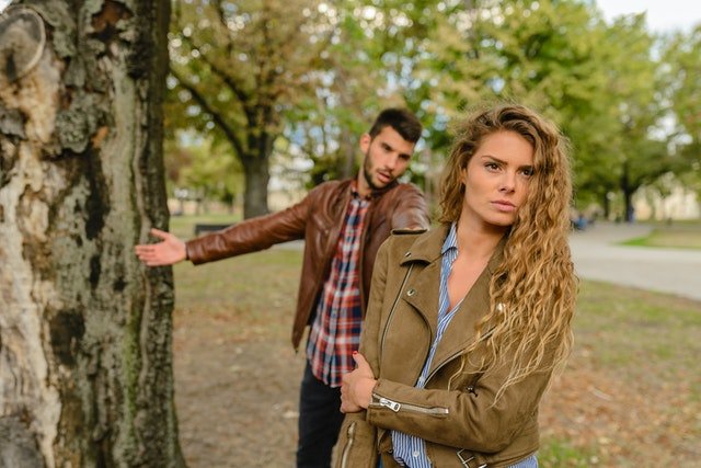Un homme et sa femme qui se disputent | Photo : Pexels.