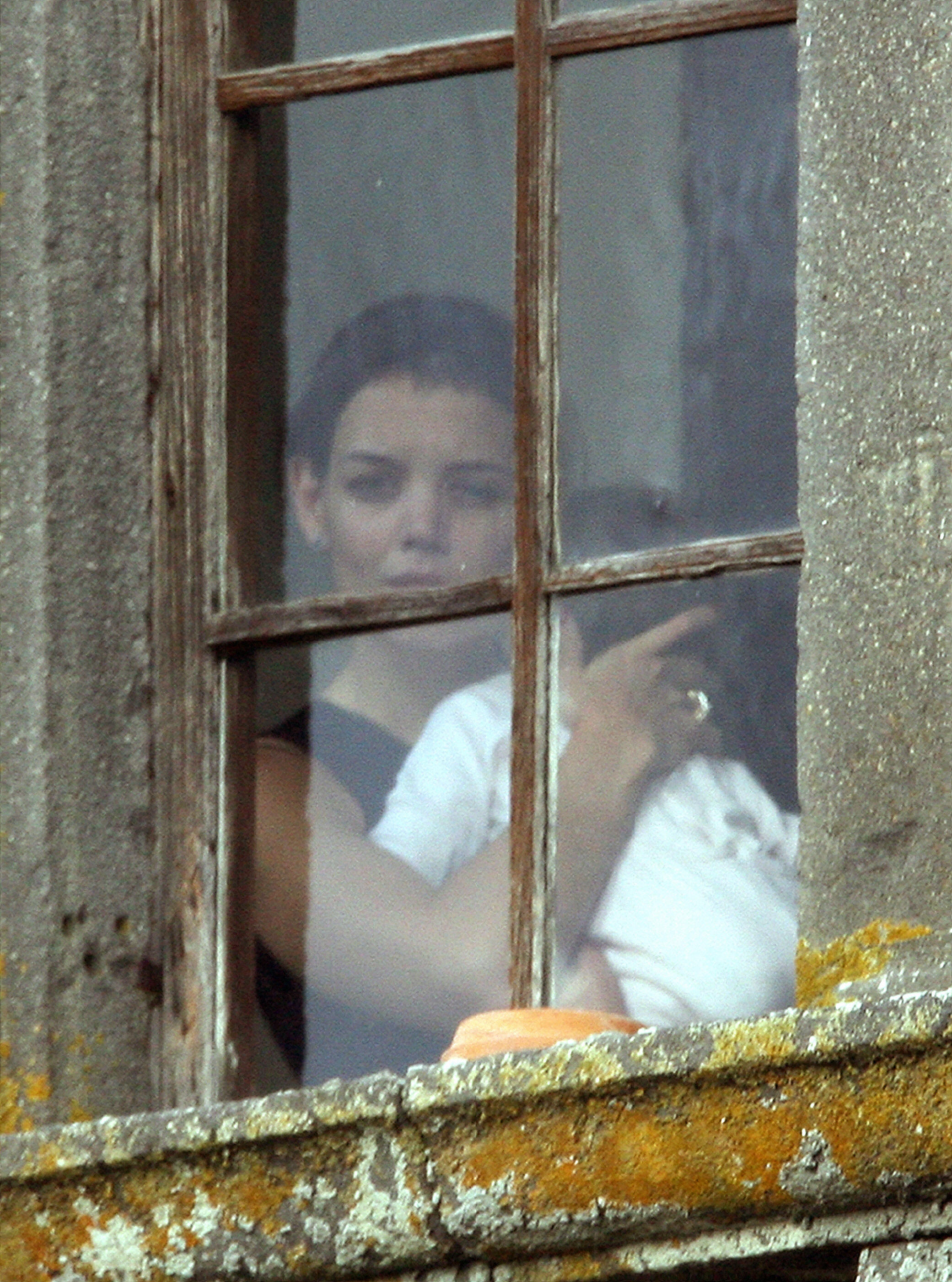 Katie Holmes photographed with Suri Cruise in the Odescalchi Castle in Bracciano, Italy, on November 18, 2006. | Source: Getty Images