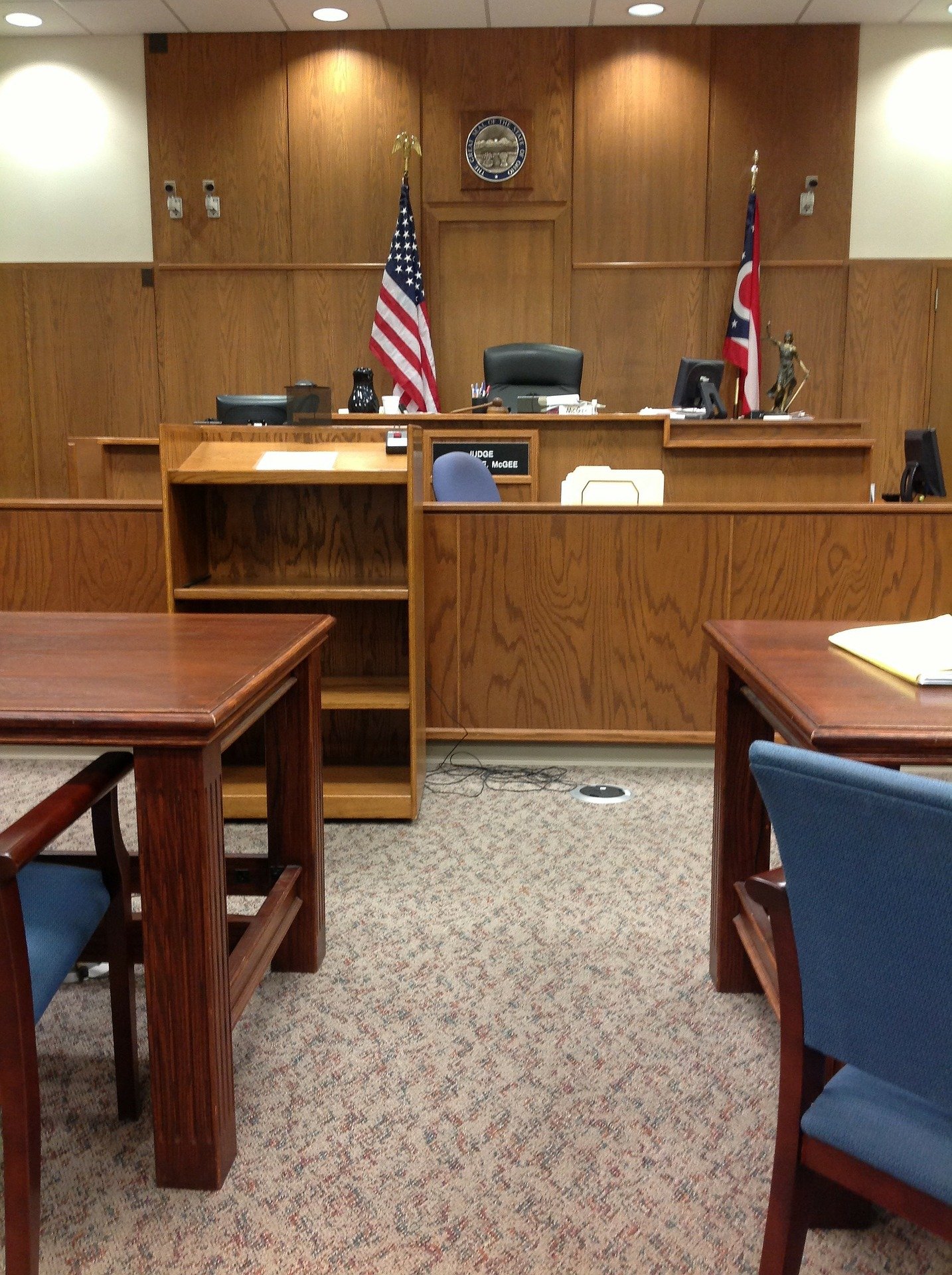A view of a chairman’s bench in an American courtroom | Photo: Pixabay/ohioduidefense