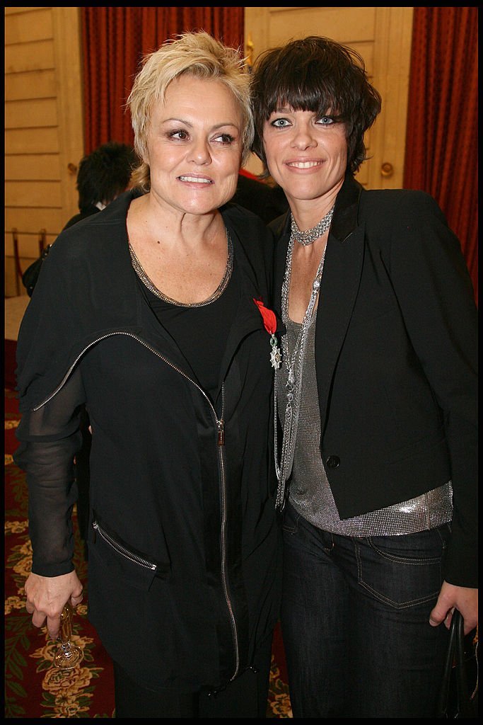 Muriel Robin et Anne Le Nen à Muriel Robin est honorée du titre de Chevalier de la Légion d'Honneur au Palais de l'Elysée à Paris . |Photo : Getty Images