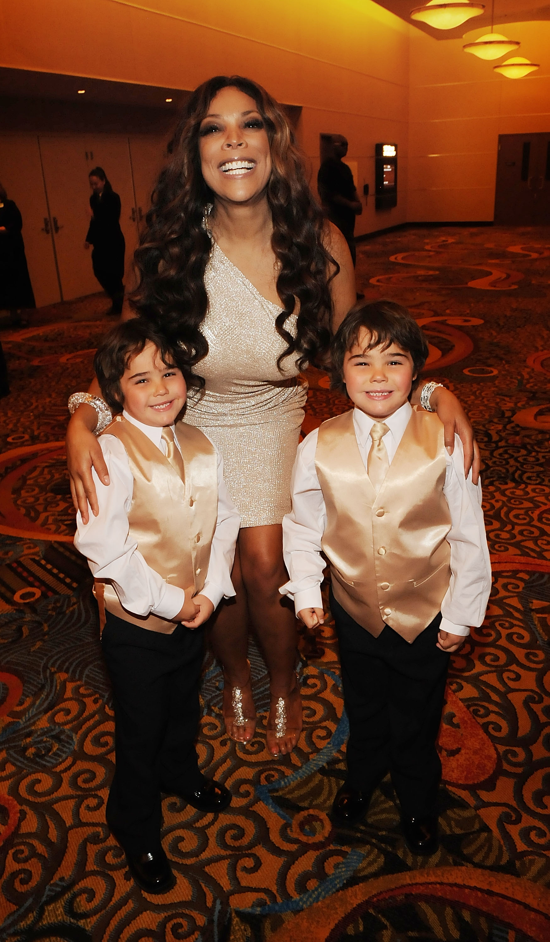 Kenny Rogers' twin sons, Justin and Jordan, smile alongside Wendy Williams during the 50th Anniversary Show at MGM Grand at Foxwoods on April 10, 2010 | Source: Getty Images