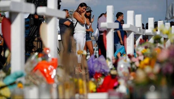 People mourning at a memorial for the victims of the El Paso Walmart shooting on August 6, 2019 | Photo: Wikimedia/ruperto miller