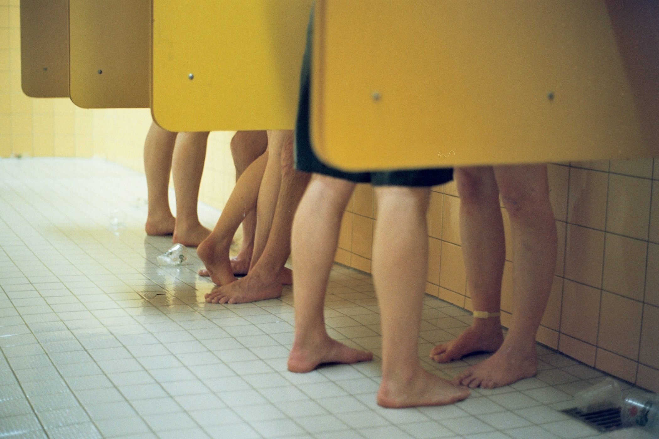 Pies descalzos en ducha pública. | Foto: Wikimedia Commons