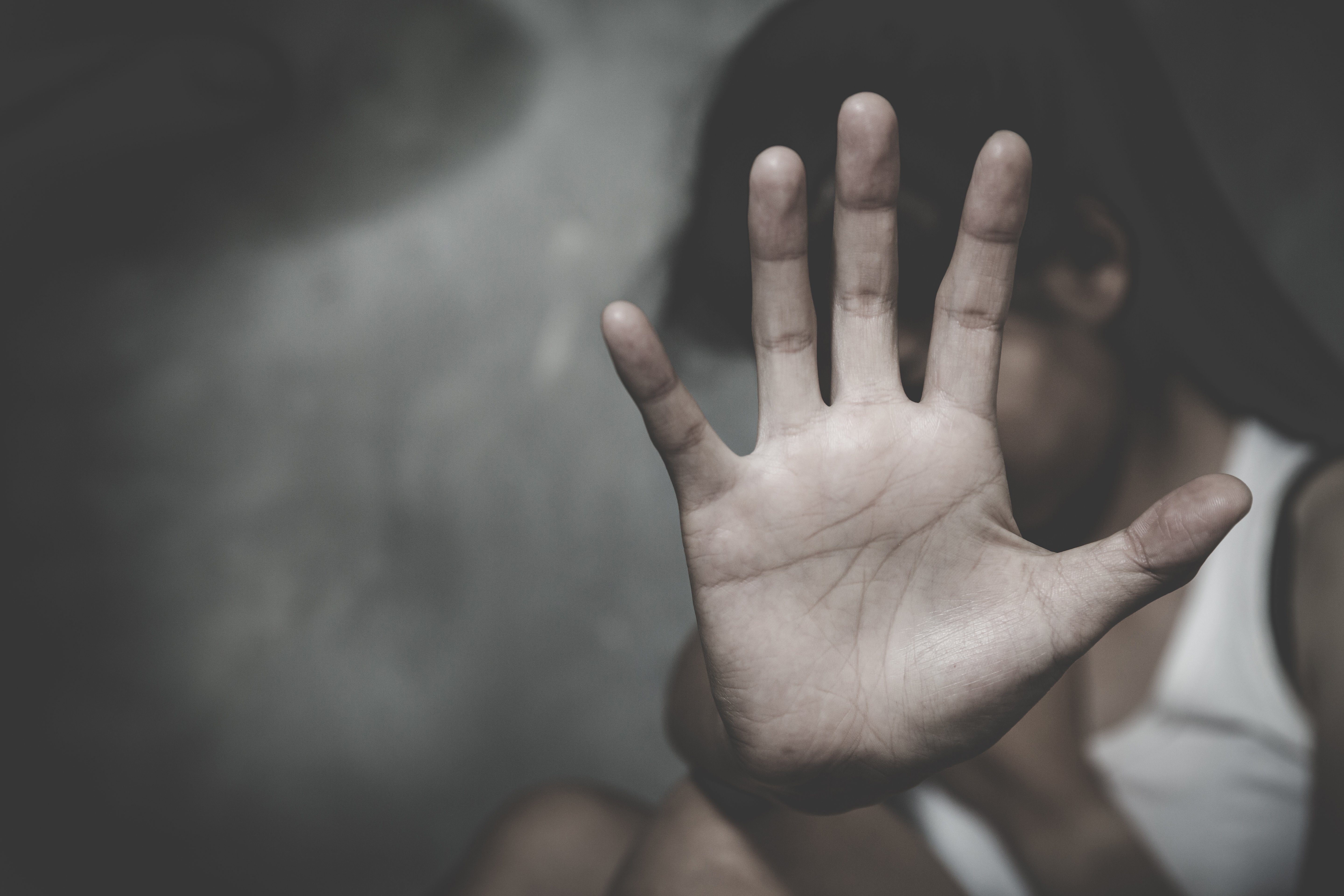Un jeune homme effrayé. | Photo : Shutterstock