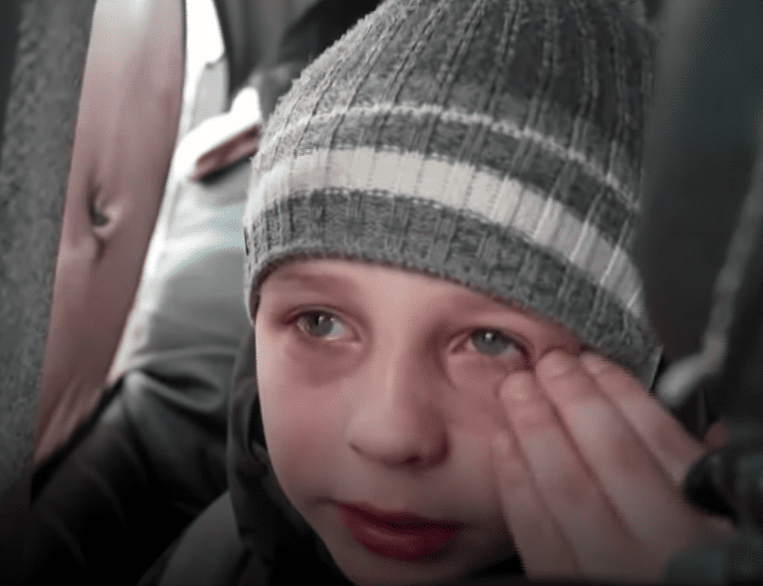 Goncharuk se seca las lágrimas mientras huye de Ucrania | Foto: Youtube.com/NBC News