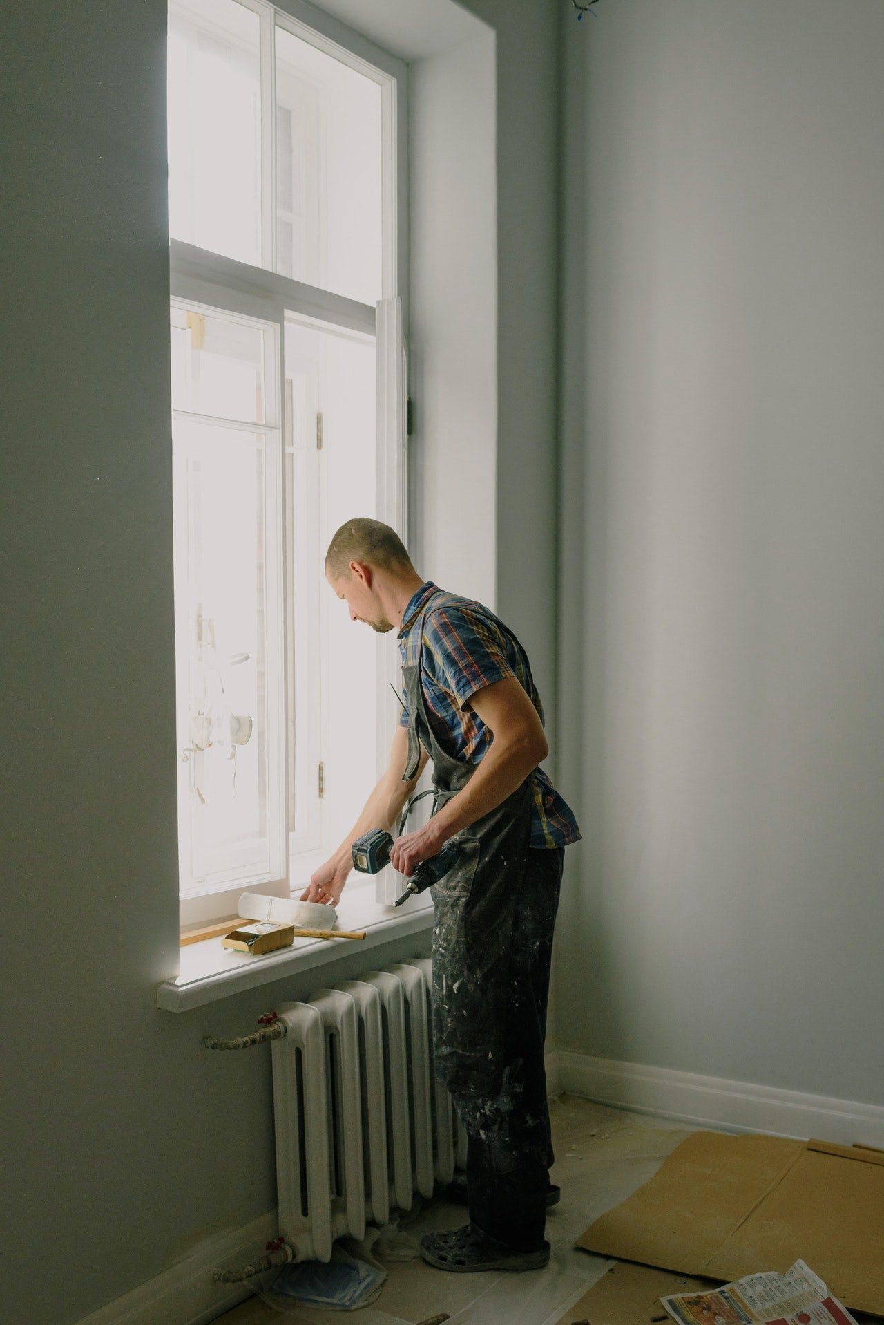 Karl moves in and helps her with house repairs while looking for a job.  |  Source: Pexels