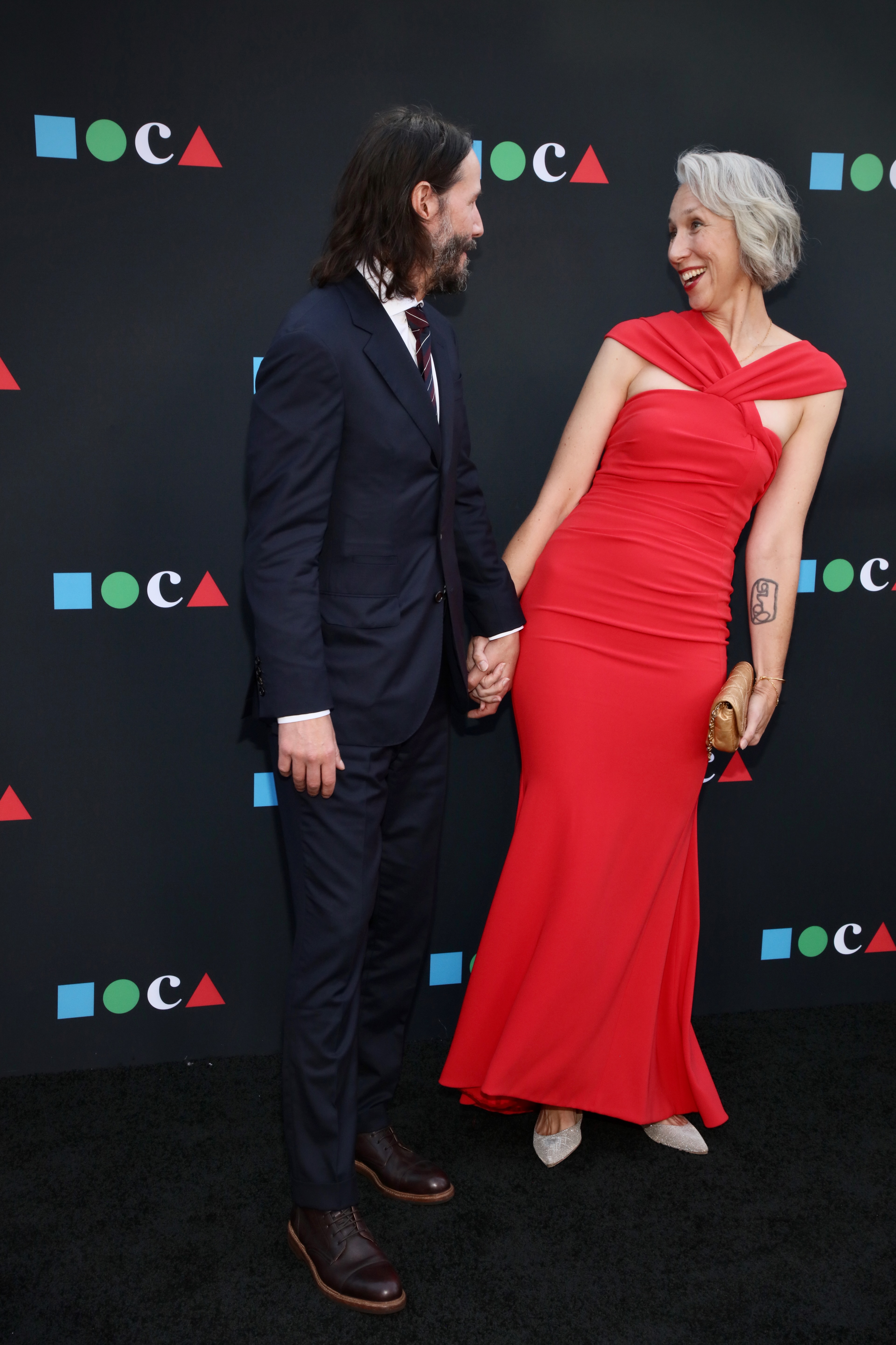 Keanu Reeves y Alexandra Grant en la Gala MOCA 2022 en Los Ángeles, 2022. | Foto: Getty Images