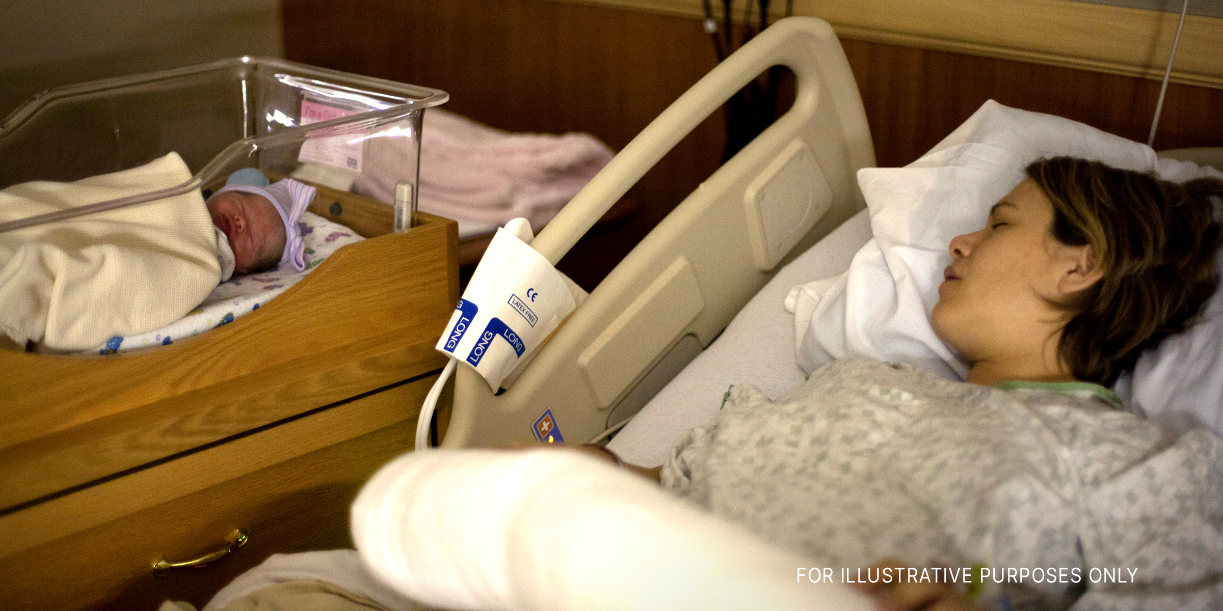 Eine Frau schläft in einem Krankenhausbett neben ihrem neugeborenen Baby | Quelle: Flickr.com/Lars Plougmann/CC BY-SA 2.0
