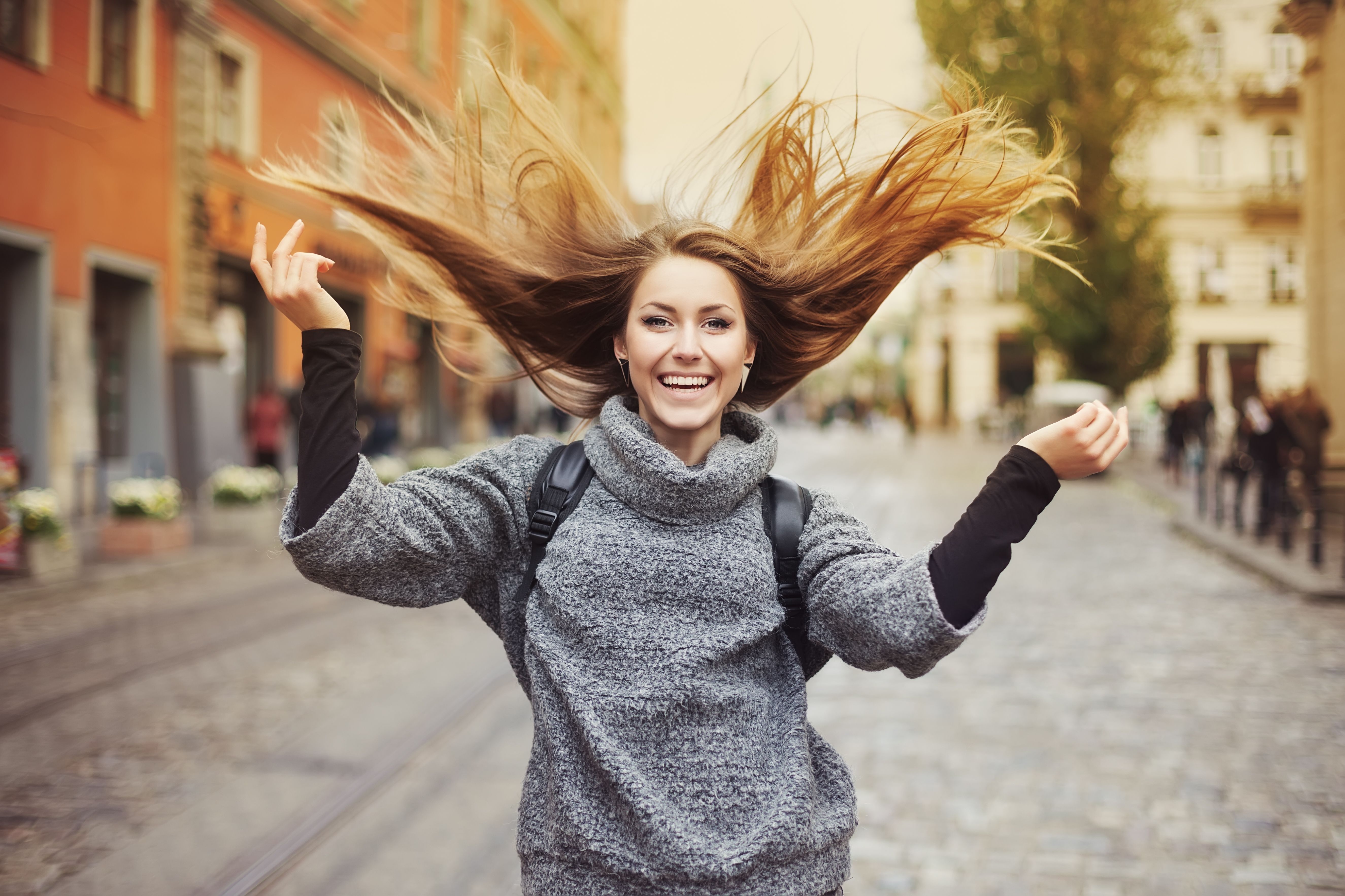 Une femme au grand sourire. l Source : Shutterstock