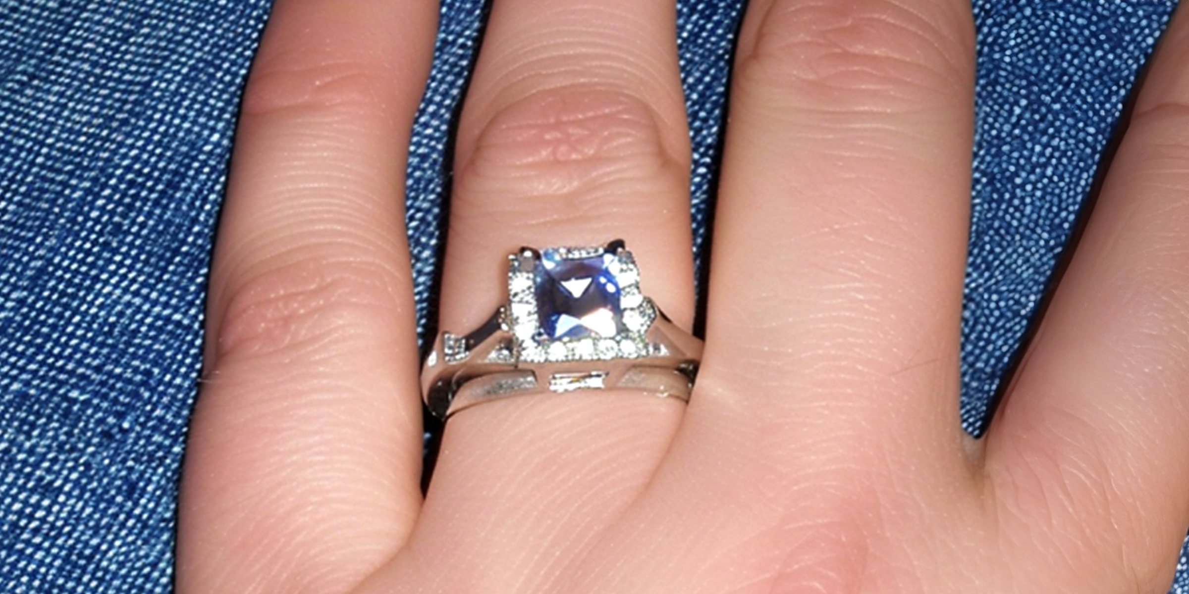 A diamond ring | Source: Amomama