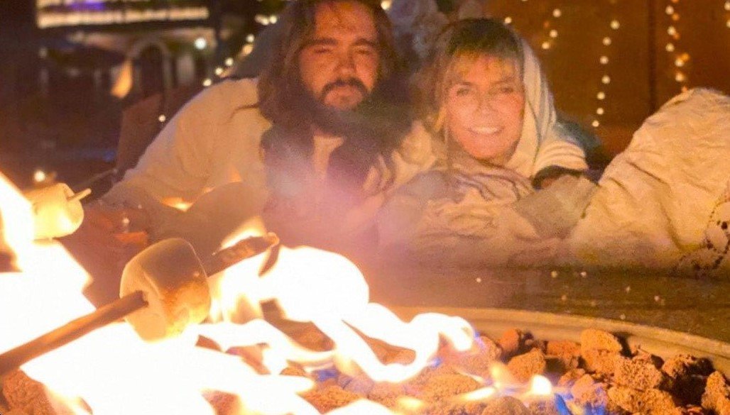 Heidi Klum and Tom Kaulitz by the fireplace. | Photo: instagram.com/heidiklum