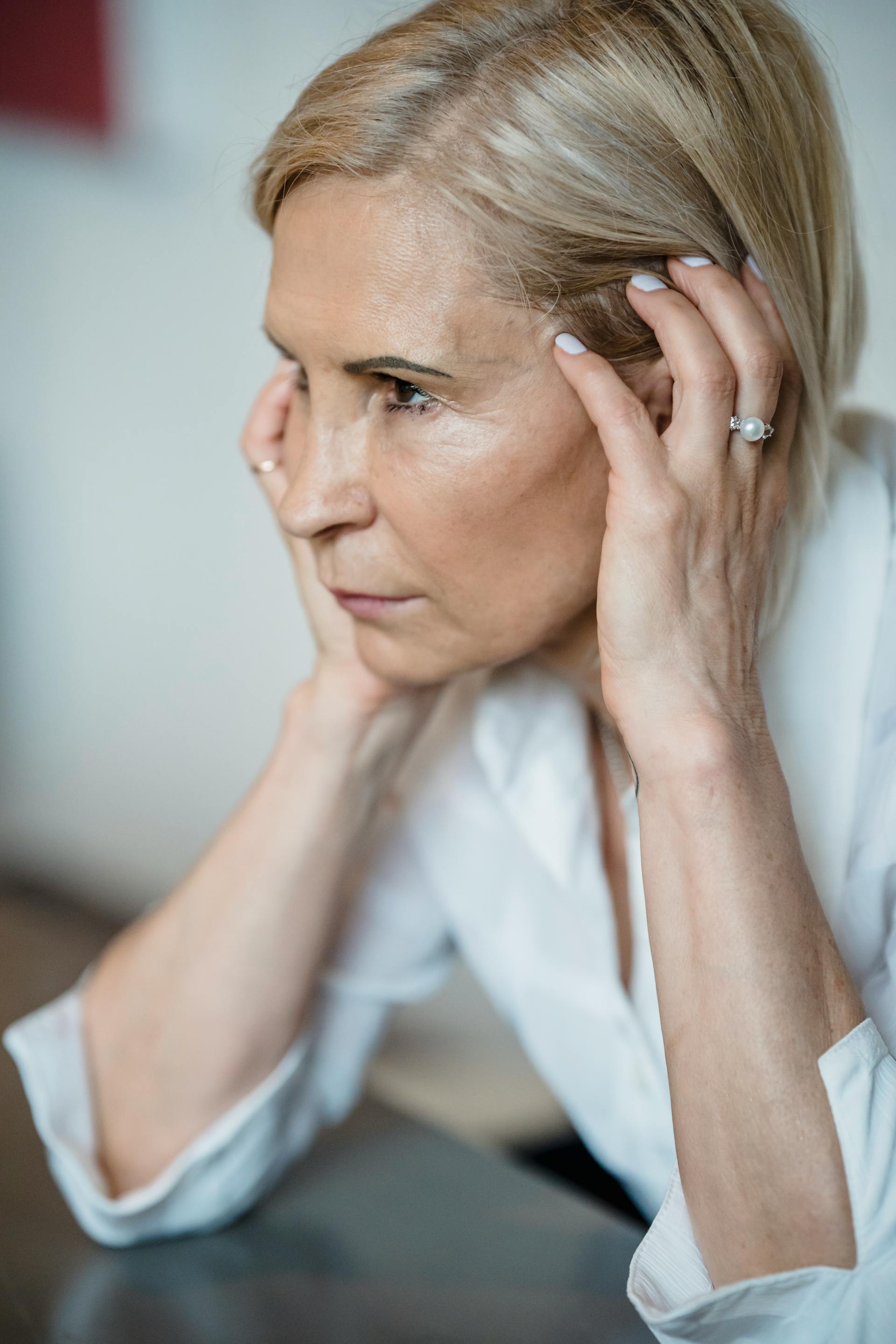 A woman staring intently at someone | Source: Pexels