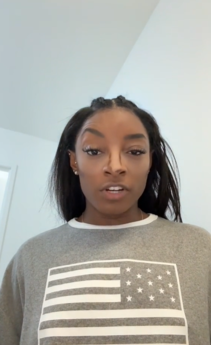 Simone Biles explains the effects of her Botox treatment while showing a raised eyebrow, posted in August 2024 | Source: TikTok/simonebilesowens