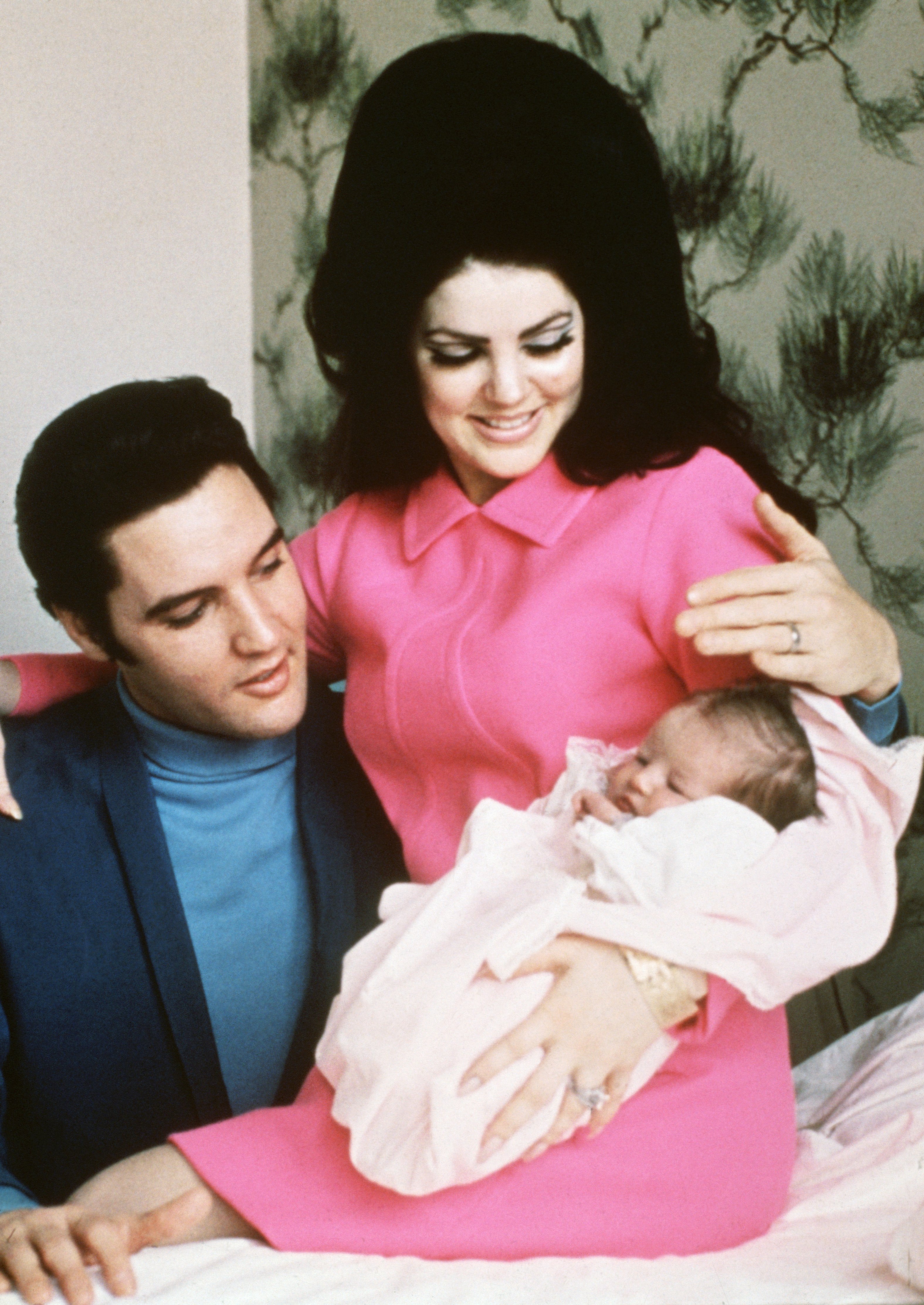 Elvis Presley and his wife, Priscilla, prepare to leave the hospital with their new daughter, Lisa Marie. Memphis, Tennessee, February 5, 1968. | Source: Getty Images