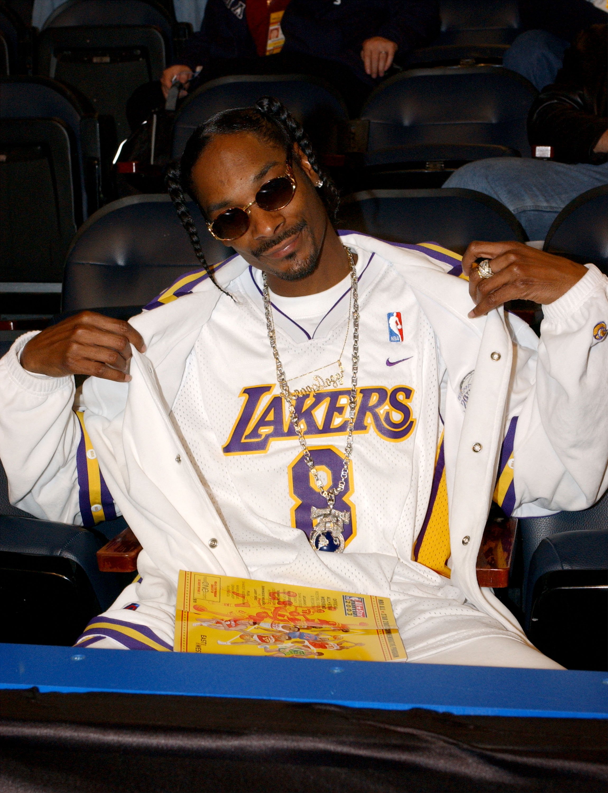 Rapper Snoop Dogg waiting for the beginning of the 2003 NBA All-Star game at the Phillips Arena on February 9, 2003 in Atlanta, Georgia. | Photo: Getty Images