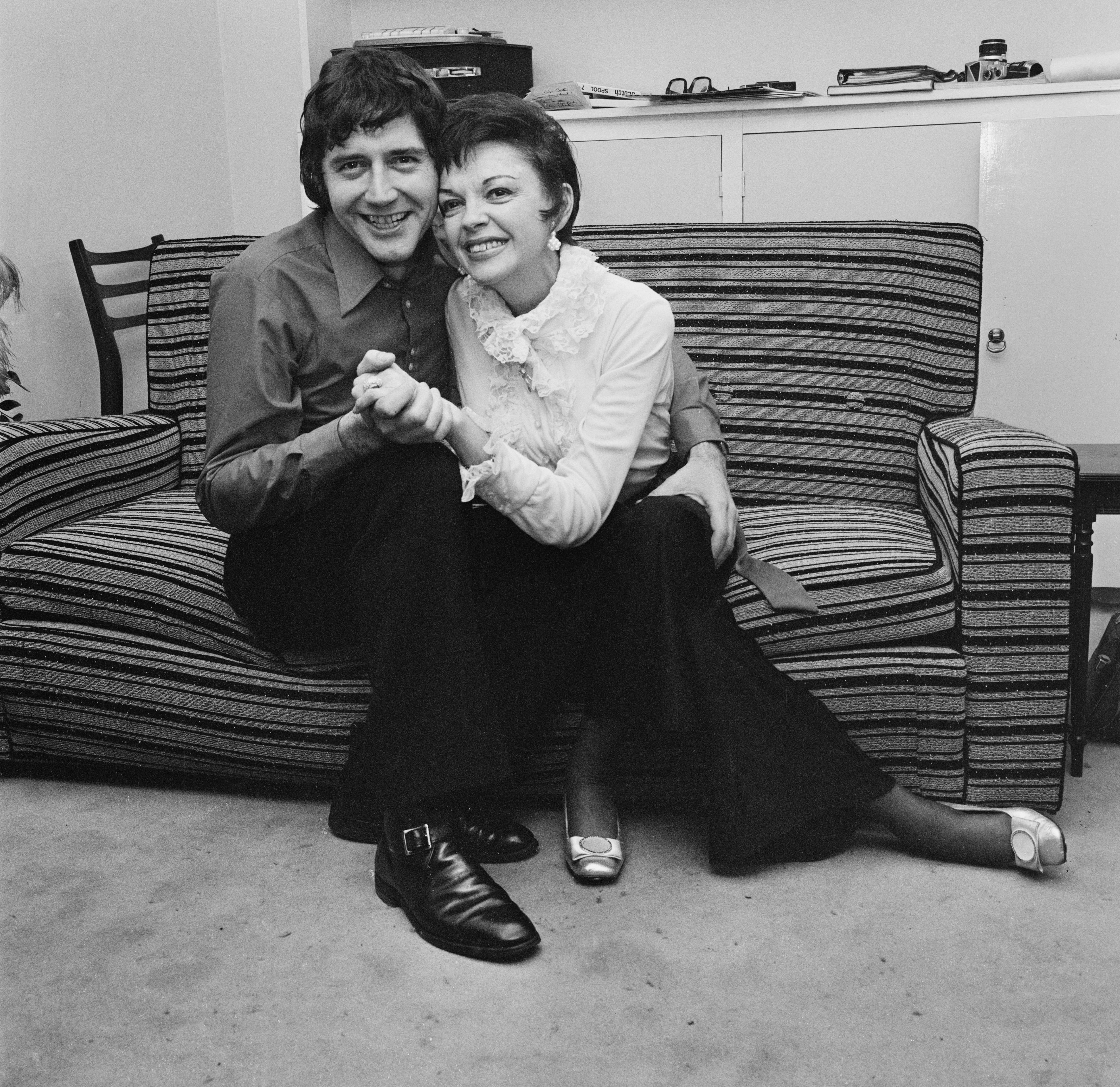 Judy Garland and her husband to be Mickey Deans at home on the morning of their wedding at Chelsea Register Office in London on 15th March 1969. | Source: Getty Images