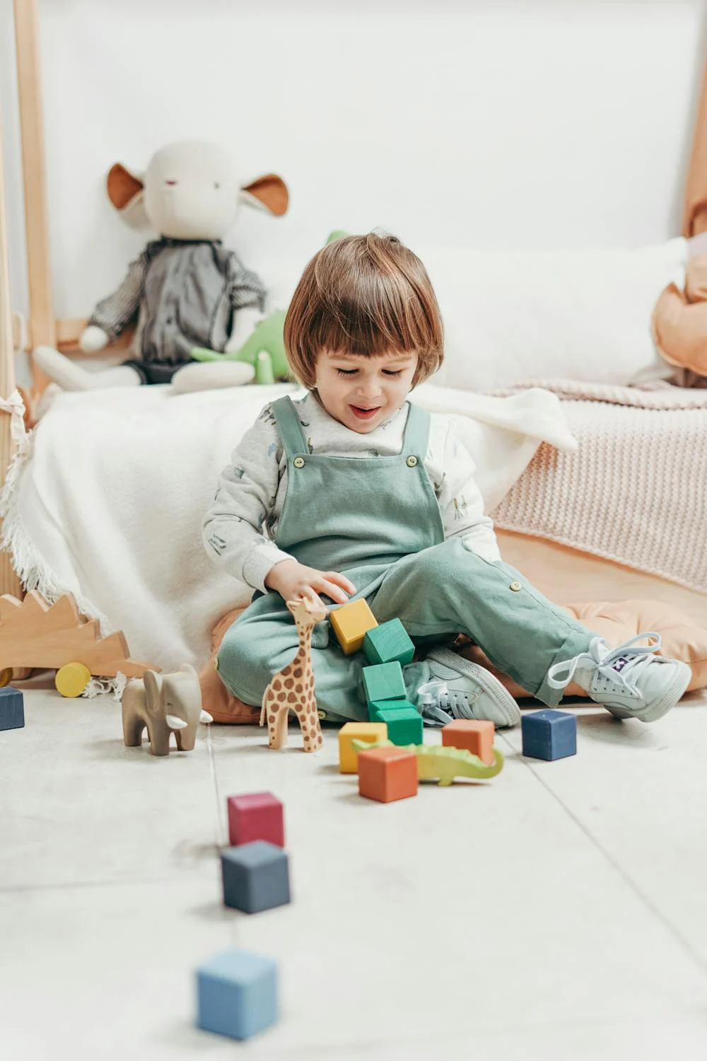 A boy playing in his room | Source: Pexels