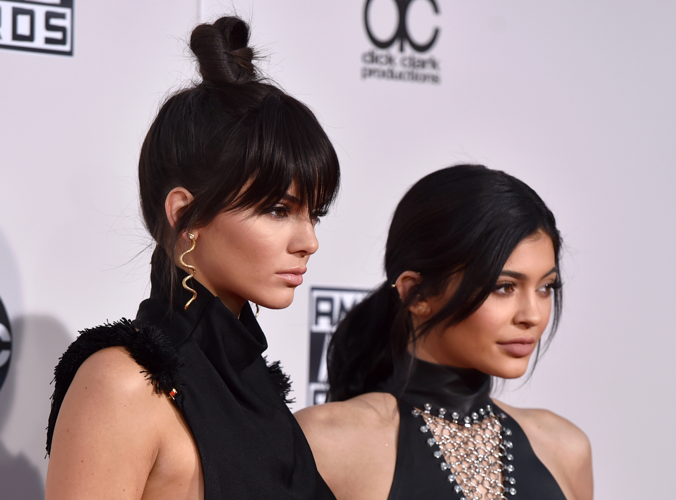 Kendall and Kylie Jenner at the 2015 American Music Awards on November 22, 2015, in Los Angeles, California. | Source: Getty Images