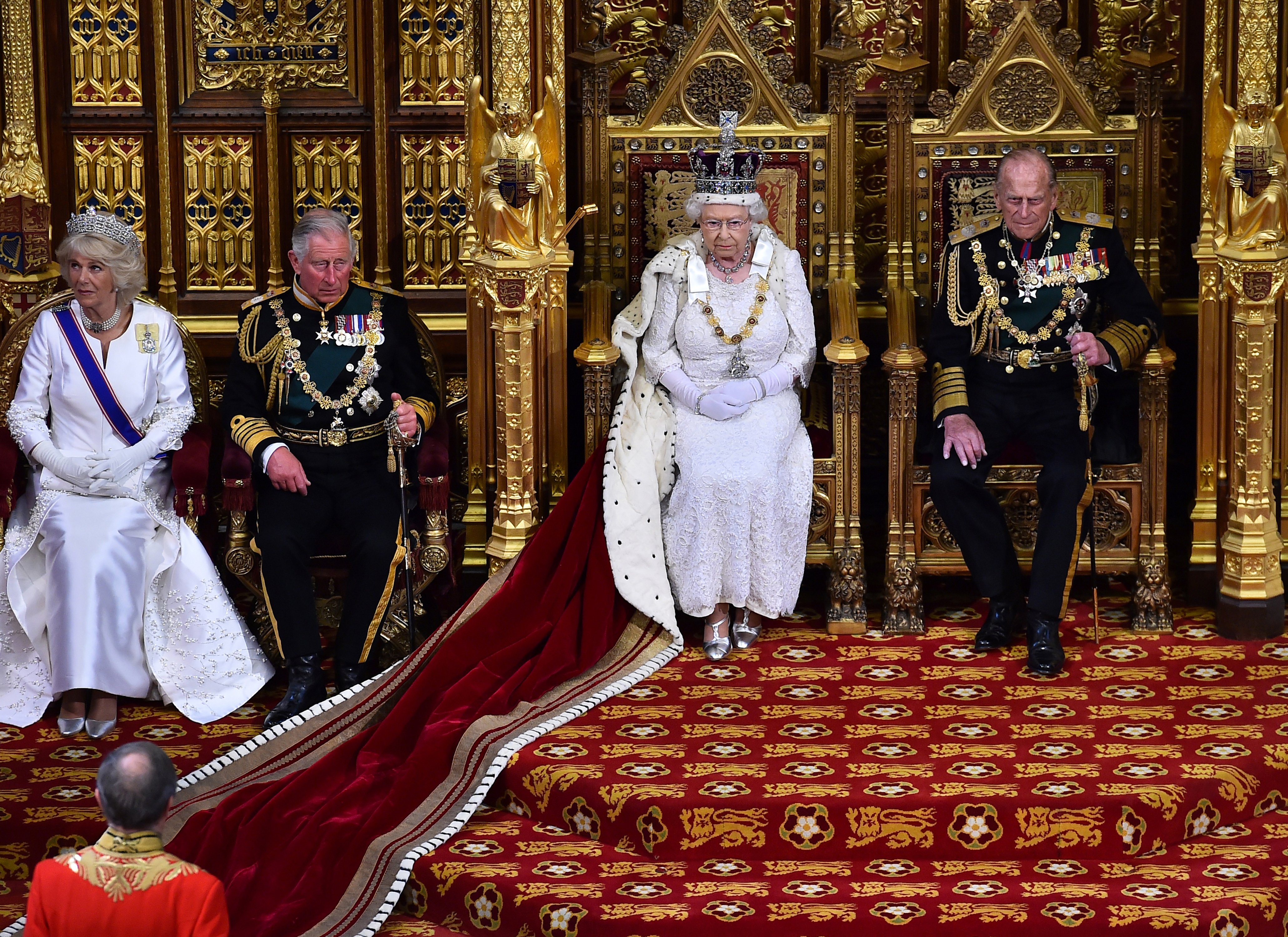 Königin Elizabeth II. im House of Lords neben Prinz Philip, König Charles lll und die Königsgemahlin Camilla während der Staatseröffnung des Parlaments im Palace of Westminster am 27. Mai 2015 in London, England. | Quelle: Getty Images