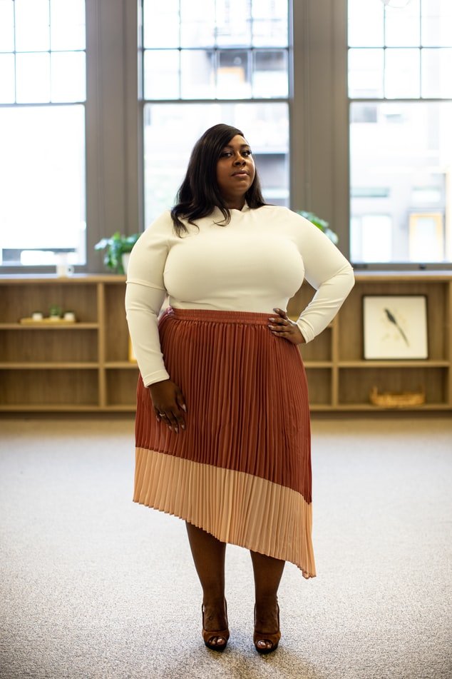 Une femme ronde dans une belle tenue. l Source : Unsplash