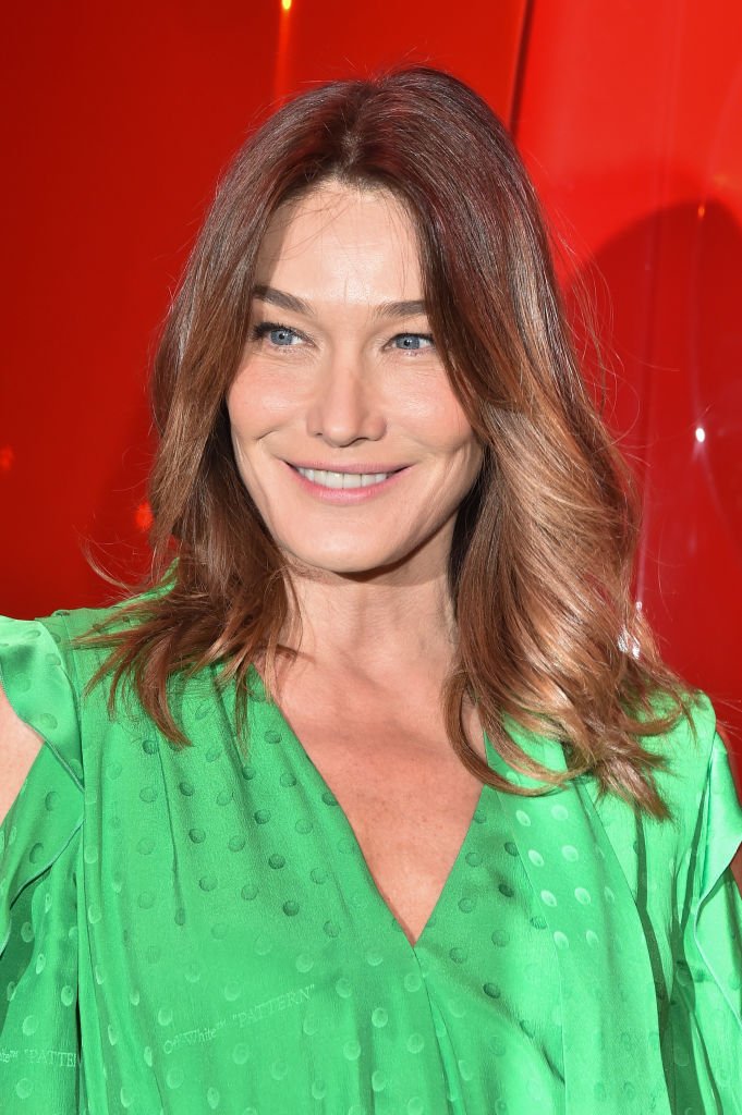 Carla Bruni assiste au défilé Off-White dans le cadre de la Semaine de la mode féminine automne/hiver 2020/2021 le 27 février 2020 à Paris, France. | Photo : Getty Images Carla Bruni assiste au défilé Off-White dans le cadre de la Semaine de la mode féminine automne/hiver 2020/2021 le 27 février 2020 à Paris, France. | Photo : Getty Images