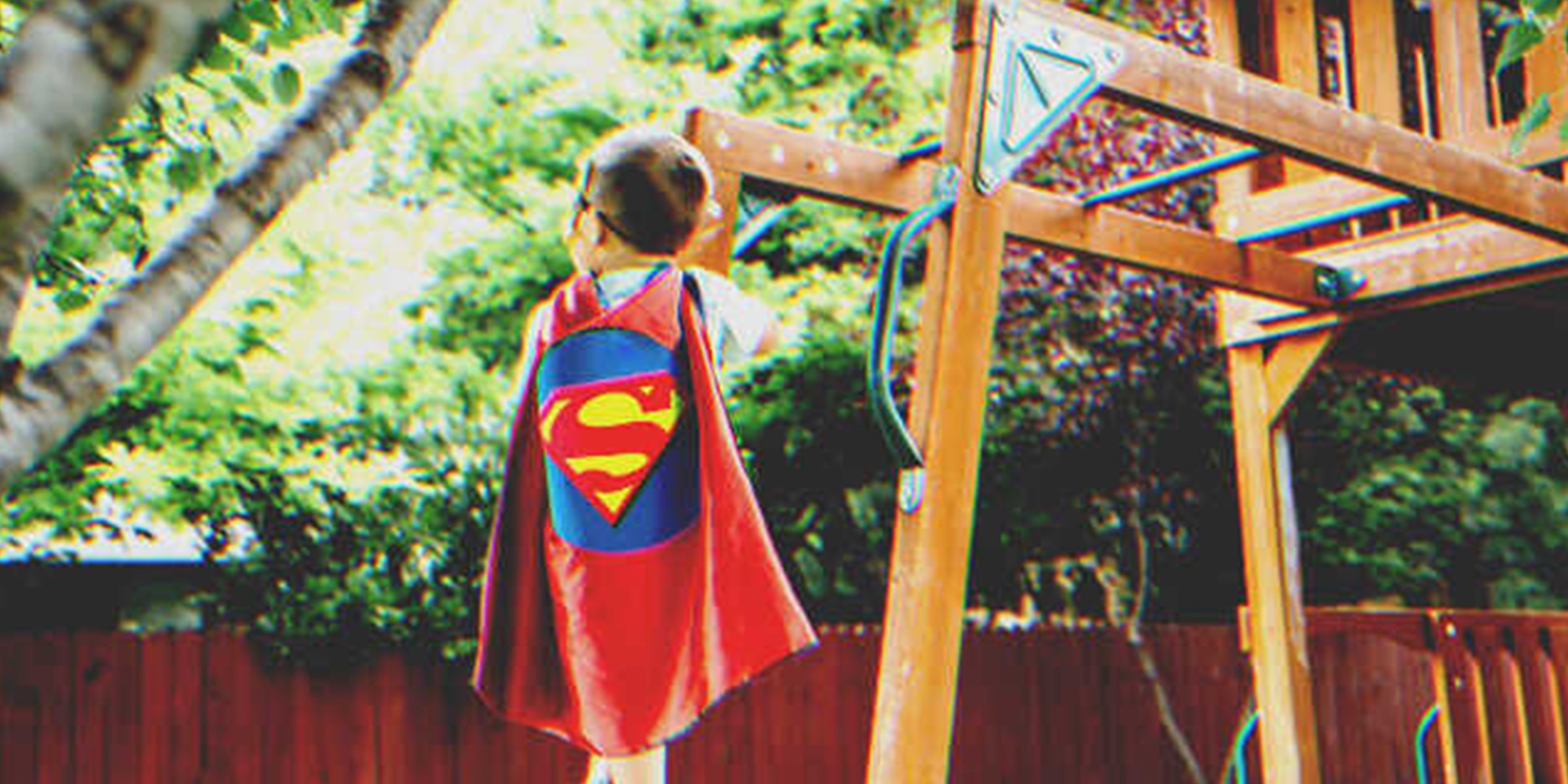 Kleiner Junge im Superman-Kostüm | Quelle: Shutterstock