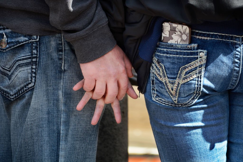 Un couple main dans la main. | Photo : Getty Images
