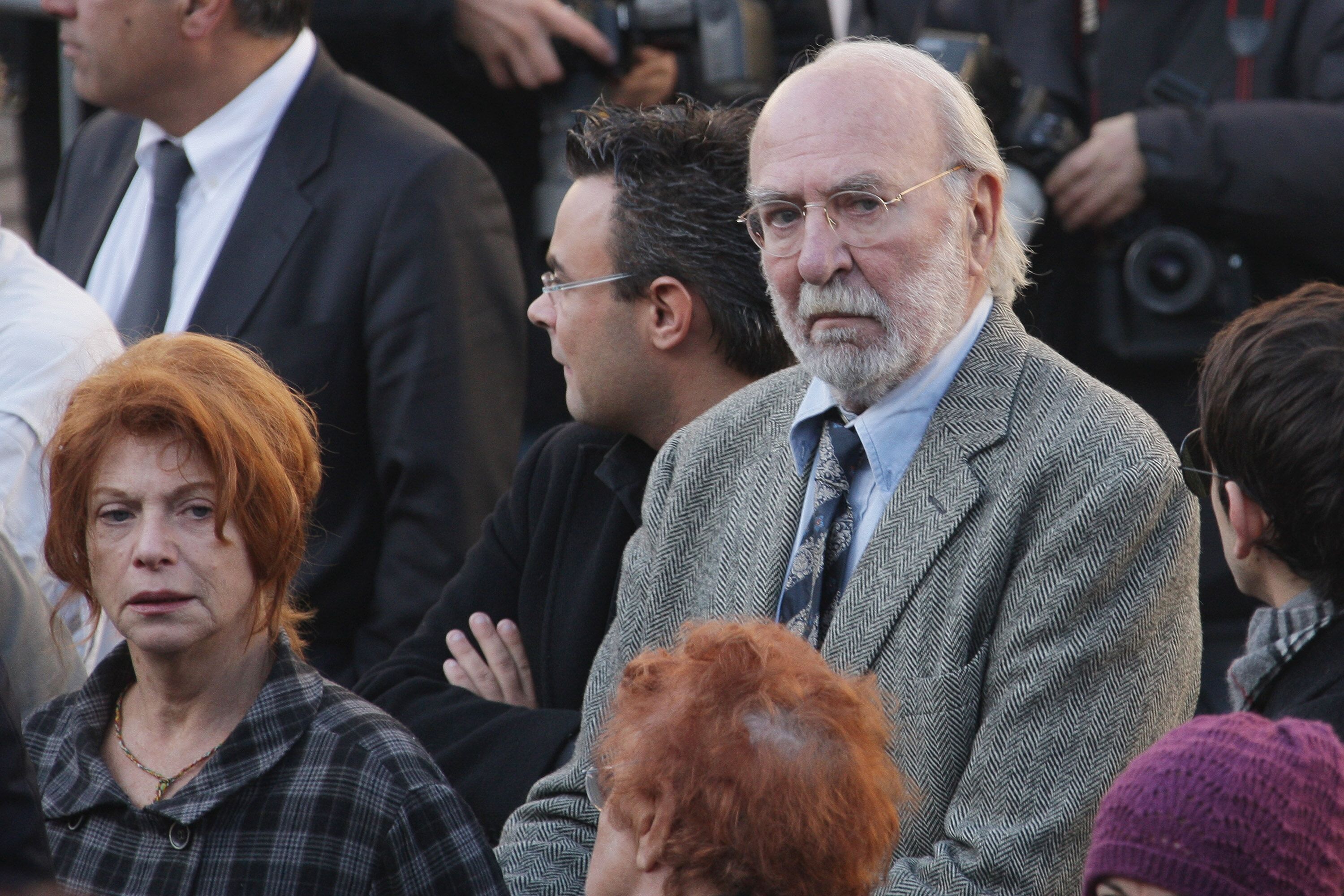 Jean-Pierre Marielle et son épouse Agathe arrivent au service funéraire de Guillaume Depardieu en l'église Notre-Dame le 17 octobre 2008 à Bougival, France. | Photo : Getty Image
