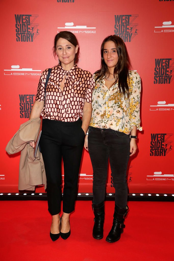 ​​Daniela Lumbroso et sa fille Carla Ghebali assistent à "West Side Story" | Photo : Getty Images