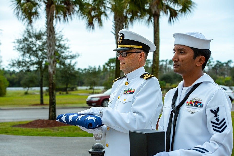 Oficiales de la Marina entregando una bandera póstuma. | Foto: Pixabay