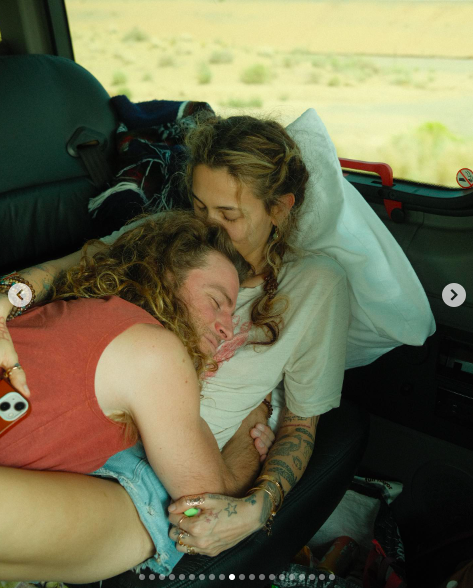 Justin Long and Paris Jackson cuddling. | Source: Instagram/parisjackson