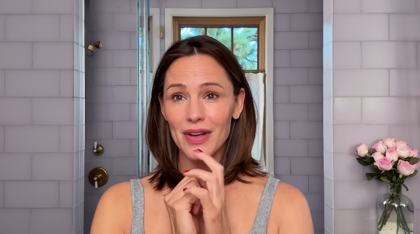 Jennifer Garner poses after completing her everyday beauty and skincare routine. | Source: YouTube/Vogue