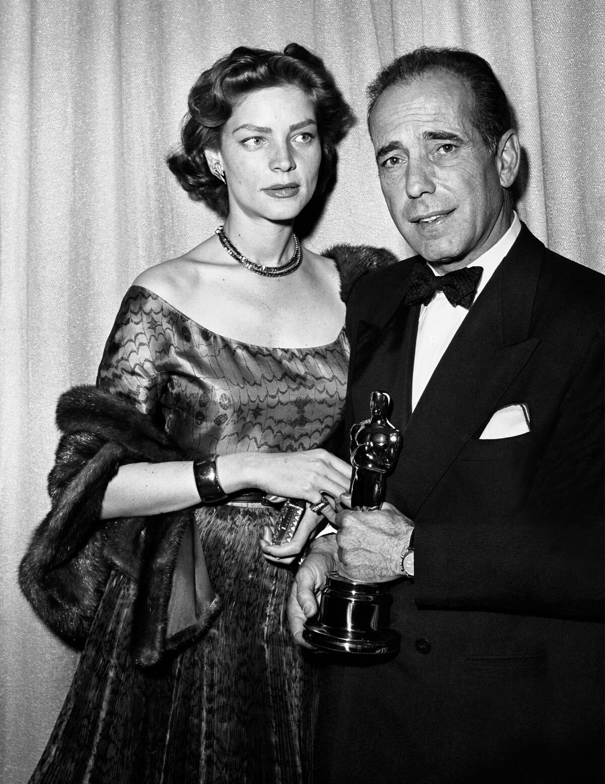 Humphrey Bogart and Lauren Bacall at the Academy Awards ceremony. | Source: Getty Images